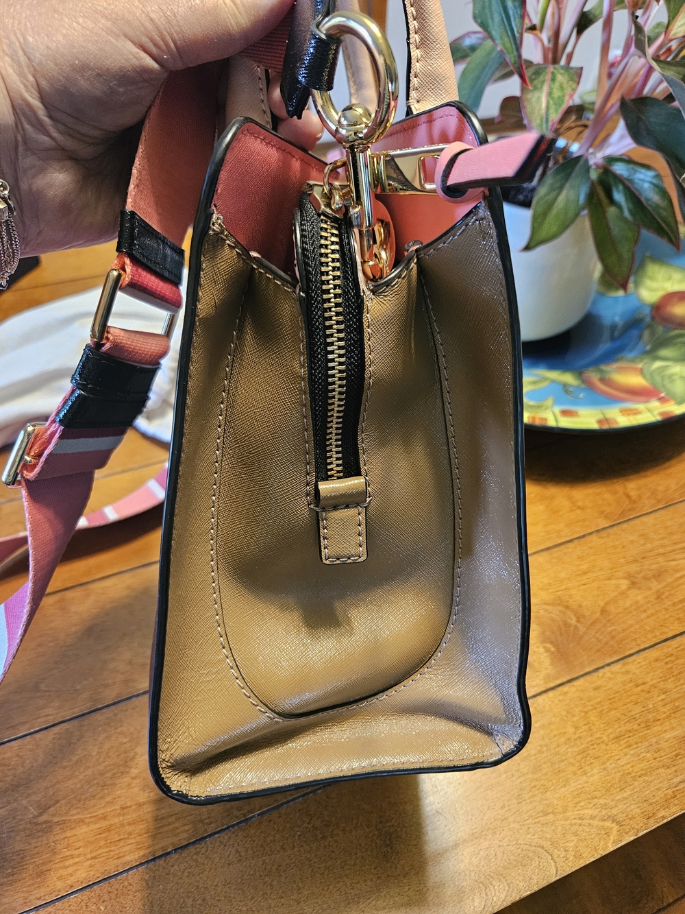 MARC JACOBS Big Shot Leather Tote in Black & Gazelle - Picture 3 of 11